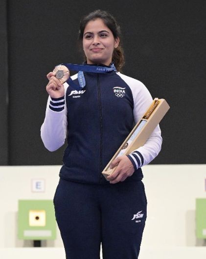 Chateauroux : India's Manu Bhaker poses for a photograph with her bronze medal at the 2024 Summer Olympics during the medal ceremony of the women's 10m air pistol final at the 2024 Summer Olympics in Châteauroux, France, on Sunday, July 28, 2024.(Photo: IANS)